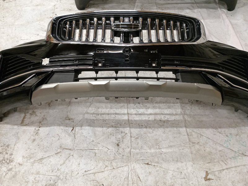 Бампер передний с решеткой черный Geely Monjaro