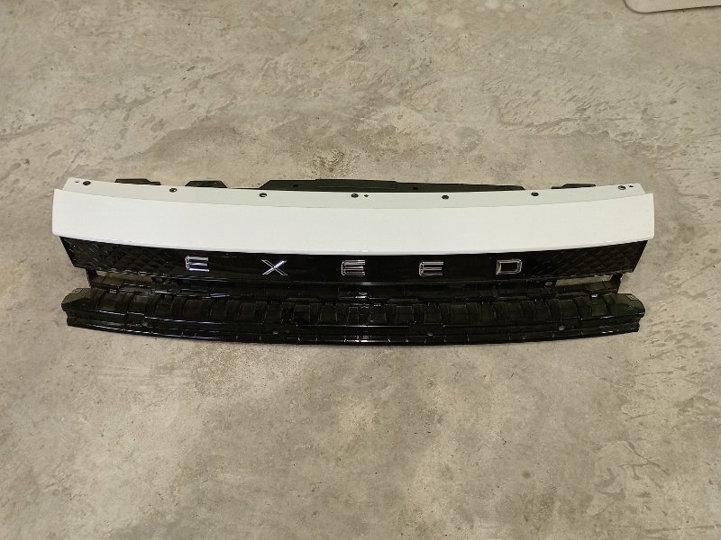 Решетка радиатора белая перламутровая Exeed LX